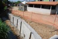 Os moradores da rua Servidão Rodolfo Vieira de França, lateral da rua Iririú, no bairro Iririú estão sendo beneficiados com uma obra de contenção. Um muro de arrimo com pedras está sendo construído junto ao rio Iririú e já está na etapa final.  - Fotografo: Ruy Ferrari - Data: 15/03/2012