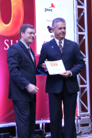 Diretor da Águas de Joinville, Roberto Luiz Carneiro (à dir.), recebe o troféu do representante da Petrobras, Fabio Bravalhere - Fotografo: Divulgação - Data: 02/10/2013