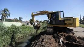 Subprefeitura Sul realiza limpeza do Rio Itaum próximo a rua Das Telefonistas - Fotografo: Rogerio da Silva - Data: 06/02/2015