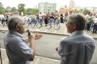 	O Prefeito de Joinville, Carlito Merss, e o Secretário da Saúde, Tarcísio Crocomo, entregaram na manhã desta segunda-feira (28/11), 250 novas bicicletas aos agentes comunitários de saúde (ACS).  A entrega das bicicletas é mais um atendimento da Prefeitura aos pedidos da categoria. - Fotografo: Kátia Nascimento - Data: 28/11/2011