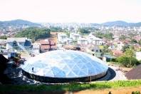 Nesta semana, foi concluída a cobertura do reservatório do Morro do Finder (R-8). Assim como feito no reservatório do Nova Brasília (R-10), a montagem do domo que agora integra a paisagem no Morro do Finder foi feita antes da construção das paredes, logo após a concretagem da base. - Fotografo: Companhia Águas de Joinville - Data: 02/02/2012