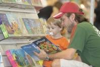 A 9ª edição da Feira do Livro de Joinville é para todos. No entanto, a presença das crianças é uma agradável sensação de que o futuro será ainda melhor. Antônio (2 anos) descobre o universo encantado com a ajuda do pai Cláudio. - Fotografo: Mauro Artur Schlieck - Data: 12/04/2012