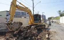 Drenagem e colocação de novas tubulações nas Ruas Arnaldo Moreira Douat e Tiradentes no bairro Anita Garibaldi. - Fotografo: Phelippe José - Data: 01/09/2014