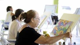 Pintura e informática básica para idosos. Aulas são oferecidas gratuitamente no Centro de Convivência do Idoso - Fotografo: Rogerio da Silva - Data: 02/04/2015