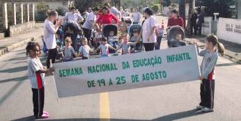 Neste sábado (25/8), os 57 Centros de Educação de Infantil (CEIs) da rede municipal de ensino se mobilizaram pra realizar o"Joinville, nós vamos invadir suas praças...".  A ação encerra os trabalhos desenvolvidos na Semana Nacional da Educação Infantil. - Fotografo: Blog CEI Alzelir Pacheco - Data: 23/08/2012