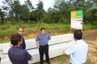 O prefeito Carlito Merss visitou obras na tarde desta terça-feira (6/3). Uma  delas foi a construção do armazém de grãos na CEASA. - Fotografo: Mauro Artur Schlieck - Data: 06/03/2012