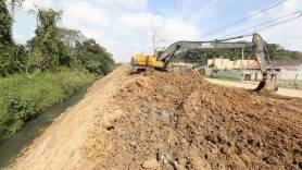 Prefeitura realiza limpeza de vala na rua Santa Isabel - Fotografo: Rogerio da Silva - Data: 13/08/2015