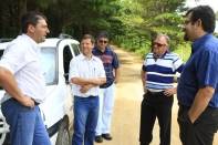 O prefeito em exercício, Ingo Butzke, visitou na manhã desta sexta-feira (13/01) obras em Pirabeiraba. Entre elas, a construção da Estrada Laranjeiras, na divisa com o município de Campo Alegre. Também estava presente o prefeito de Campo Alegre, Vilmar Grosskopf (E). - Fotografo: Kátia Nascimento - Data: 13/01/2012