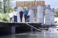 Equipe da Prefeitura Municipal visitoriam as obras da Ponte Baixa da Estrada do Pico - Fotografo: Jaksson Zanco - Data: 12/09/2013