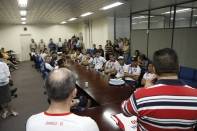 O time da Krona/Joinville/Dalponte esteve na prefeitura de Joinville nesta segunda-feira (05/12) e apresentou ao prefeito Carlito Merss a taça conquistada no último domingo (04/11). O futsal de Joinville é campeão do Taça Brasil de Clubes 2011 na Série C - Fotografo: Kátia Nascimento - Data: 05/12/2011