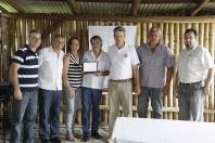 Durante a solenidade de entrega das 11 pontes reconstruídas no bairro Vila Nova, neste sábado (26/11), representantes da família do senhor Alberto  Valentine foram homenageados com uma placa  - Fotografo: Mauro Artur Schlieck - Data: 26/11/2011