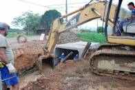 A equipe da Unidade de Pontes da Seinfra, com apoio técnico da Unidade de Drenagem e da Secretaria Regional da Vila Nova, concluiu nesta segunda-feira (5/11) a construção de uma nova galeria no final da rua Bento Torquato da Rocha, esquina com a rua Jacob Felthaus, no bairro Vila Nova - Fotografo: Ruy Ferrari - Data: 05/11/2012
