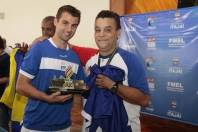 Haroldo técnico da equipe de xadrez da Felej recebe das maõs do coordenador técnico o troféu de terceiro colocado dos 54º  Jasc em Itajaí. - Fotografo: Phelippe José da Silva - Data: 22/11/2014