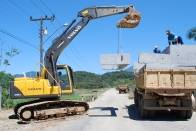 A Prefeitura iniciou nesta quinta-feira (18/10) mais uma obra na região do bairro Vila Nova. Trata-se da troca da ponte de madeira da Estrada dos Suíços sobre o Rio Motucas. A velha e estreita ponte de madeira  dará lugar a a uma nova galeria dupla de concreto armado. - Fotografo: Ruy Ferrari / Seinfra - Data: 18/10/2012