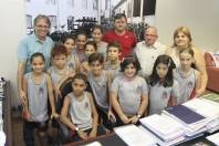 Depois de participarem do Hasteamento do Pavilhão Nacional nesta quarta-feira (7/3), os alunos da escola Municipal Abdon Batista visitaram o Colegiado da Prefeitura e o gabinete do prefeito Carlito Merss. - Fotografo: Kátia Nascimento - Data: 07/03/2012