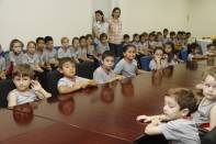 Alunos da Escola Municipal Professor Francisco Riepper e do CEI Sementinha, participaram do Hasteamento do Pavilhão Nacional nesta quarta-feira (07/12). Depois do evento, as crianças conheceram o colegiado e fizeram perguntas ao vice-prefeito Ingo Butzke - Fotografo: Kátia Nascimento - Data: 07/12/2011