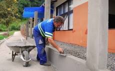 A Secretaria Regional do Costa e Silva está com várias frentes de trabalho no bairro. Uma delas é no CEIs Pequena Sereia (na Willy Schossland). Servidores auxiliam na confecção de uma calçada nova, muro e cerca e ainda corrigiu o contorno da calçada que dá acesso ao Centro Educacional. - Fotografo: Ruy Ferrari - Data: 28/08/2012