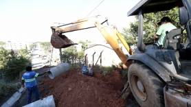 Subprefeitura Oeste realiza drenagem na rua Mario Schoping - Fotografo: Rogerio da Silva - Data: 08/06/2015