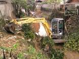 A Seinfra continua limpando rios e valas da cidade. Nesta semana, o serviço continua na região do bairro Floresta. O trecho do rio Bucarein, entre as ruas Santa Maria e São João está sendo limpo - Fotografo: Ruy Ferrari / Secom - Data: 19/09/2011