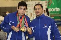 Chris Damian Merino Cutino campeão geral masculino de ginástica artística com seu pai Damian Cutino na premiação da 14ª Olesc em Criciúma. - Fotografo: Phelippe José da Silva - Data: 23/09/2014
