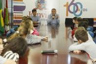 Alunos da Escola Municipal Presidente Arthur da Costa e Silva no bairro Rio Bonito, visitaram o Colegiado da Prefeitura de Joinville na manhã desta quarta-feira (01/11) e fizeram perguntas para o vice-prefeito Ingo Butzke - Fotografo: Kátia Nascimento - Data: 01/11/2011