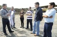 O arquiteto da Caixa Econômica Federal, Hiltor Paulo Patussi Thume, visitou o terreno onde será construída a Praça dos Esportes e da Cultura junto com técnicos da prefeitura na tarde desta quinta-feira (27/10) - Fotografo: Kátia Nascimento - Data: 27/10/2011