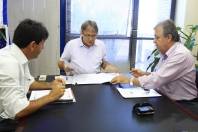O prefeito de Joinville, Carlito Merss, e o secretário municipal da Educação, Marquinhos Fernandes, participaram na manhã desta segunda-feira (30/1) de uma reunião com o secretário estadual da Educação, Marco Tebaldi - Fotografo: Mauro Artur Schlieck - Data: 30/01/2012
