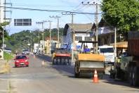 A Prefeitura de Joinville trabalhou neste final de semana (12 e 13 Maio) no recape da rua Papa João 23. Hoje a pavimentação está acontece nas ruas Cerro Verde e Arthur Zoefeld. Estas obras fazem parte da abertura do binário da rua Papa João 23. A foto é do recape na Papa. - Fotografo: Mauro Artur Schlieck - Data: 14/05/2012