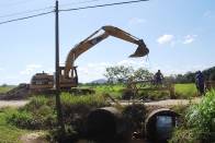Nesta terça-feira (31/1), começou a implantação de galerias no rio Arataca, que passa pela Estrada Blumenau, no Vila Nova. A obra é a última etapa de uma ação realizada pela Secretaria Regional do bairro para minimizar os efeitos das cheias na região. - Fotografo: Naiara Larsen - Data: 31/01/2012