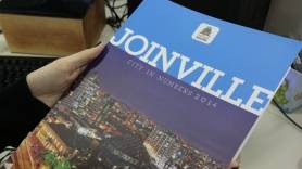Caderno Joinville Cidade em Dados 2014 ganha versão em inglês - Fotografo: Rogerio da Silva - Data: 18/08/2014