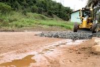 Obras da Subprefeitura Sudoeste, ensaibramento e patrolamento na rua Reinaldo Schneider - Fotografo: Rogerio da Silva - Data: 03/07/2013