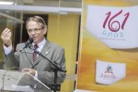 Antes de inaugurar a Passarela Charlot o prefeito Carlito Merss falou aos convidados como conheceu o Dr. Carlos Adauto e justificou os motivos da homenagem.  - Fotografo: Mauro Artur Schlieck - Data: 26/03/2012