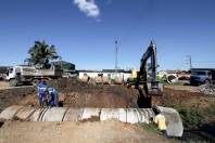 Obras da subprefeitura Nordeste, colocação de tubos na rua Plutão - Fotografo: Rogerio da Silva - Data: 28/08/2013