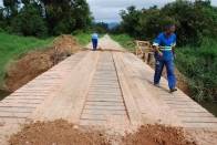 A equipe da pontes da Unidade de Obras da Seinfra terminou na manhã de hoje(16/3) a reforma da ponte de madeira da Estrada Arataca, sobre o Rio Águas Vermelhas, no bairro São Marcos. Todas as madeiras de rolamento, apoios e estacas foram trocadas. - Fotografo: Ruy Ferrari/SEINFRA - Data: 16/03/2012