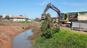 Seinfra executa limpeza de rios no Costa e Silva - Fotografo: Adilson Girardi - Secom - Data: 01/04/2015