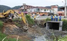 Obra de contençao de erosão na Rua Laranjal no Boemerwaldt - Fotografo: Phelippe Jose - Data: 15/04/2014