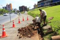 As obras do programa Rota da Cidadania começaram nesta segunda-feira (26/3). O trabalho está sob a responsabilidade da Conurb que acompanha uma equipe de apenados – presos que prestam serviços por intermédio de convênio estabelecido com o governo do Estado.  - Fotografo: Kátia Nascimento - Data: 26/03/2012