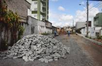 Troca de tubulação para pavimentação com lajotas na rua Presidente Artur Bernardes no Itaum - Fotografo: Phelippe José - Data: 21/01/2015