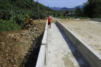 	A nova ponte de concreto que a Prefeitura está construindo no início da Estrada Quiriri, sobre o Rio Seco, em Pirabeiraba, deverá ser concluída em novembro. Esta obra do Orçamento Participativo representa investimentos de R$ 525 mil. - Fotografo: Mauro Artur Schlieck - Data: 31/10/2012