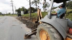 Subprefeitura de Pirabeiraba realiza recuperação no acostamento da rua Edmundo Doubrawa - Fotografo: Rogerio da Silva - Data: 27/04/2015