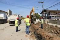 Obras de saneamento interdita trechos da rua Tenente Antônio João nesta semana - Fotografo: Secom / Divulgação - Data: 31/08/2015