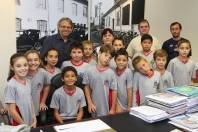 	Os alunos da Escola Municipal Professor Aluizius Sehnem participaram do Hasteamento do Pavilhão Nacional, nesta quarta-feira (4/4), e conheceram a Sala do Colegiado onde fizeram perguntas para o prefeito Carlito Merss - Fotografo: Kátia Nascimento - Data: 04/04/2012