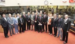 Lideranças de Joinville acompanharam nesta quarta-feira (4/7), na Assembleia Legislativa de SC, a aprovação da Proposta de Emenda à Constituição (PEC) dos Bombeiros Voluntários de Joinville que recebeu 24 votos favoráveis - Fotografo: Divulgação - Data: 04/07/2012