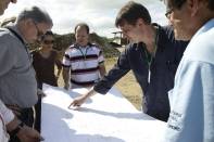 O arquiteto da Caixa Econômica Federal, Hiltor Paulo Patussi Thume, visitou o terreno onde será construída a Praça dos Esportes e da Cultura junto com técnicos da prefeitura nesta quinta-feira (27/10)  - Fotografo: Kátia Nascimento - Data: 27/10/2011