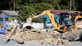 Subprefeitura de Pirabeiraba realiza drenagem no canela - Fotografo: Rogerio da Silva - Data: 12/03/2015