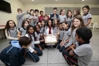 Abertura da caixa com cartas e presentes vindas da Inglaterra para alunos da Escola Municipal Hilda Anna Krisch - Fotografo: Rogerio da Silva - Data: 01/07/2015