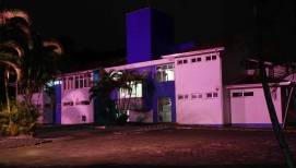A sede da Prefeitura, o Pórtico, a Rua das Palmeiras e a Policlínica do Boa Vista (foto) estão com iluminação na cor rosa aderindo ao movimento Outubro Rosa (em prol do combate ao câncer de mama). - Fotografo: Agobar Gonçalves / Secom - Data: 29/09/2012
