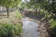 obra de limpeza de vala na Rua Guaíra no Iririú - Fotografo: Phelippe José - Data: 28/01/2015