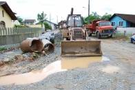 A Prefeitura continua investindo em obras de infraestrutura e de drenagem. Esta semana reiniciaram as obras de implantação de 200 tubos de concreto rua Madalena Tagliaferri, no bairro Vila Nova. - Fotografo: Ruy Ferrari / Secom - Data: 12/01/2012