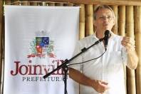 A solenidade de entrega da reconstrução de 11 pontes na zona rural do Vila Nova aconteceu na propriedade do senhor Acácio Schroeder. O prefeito Carlito Merss destacou a obrigação do poder público em garantir as melhorias na região - Fotografo: Mauro Artur Schlieck - Data: 26/11/2011